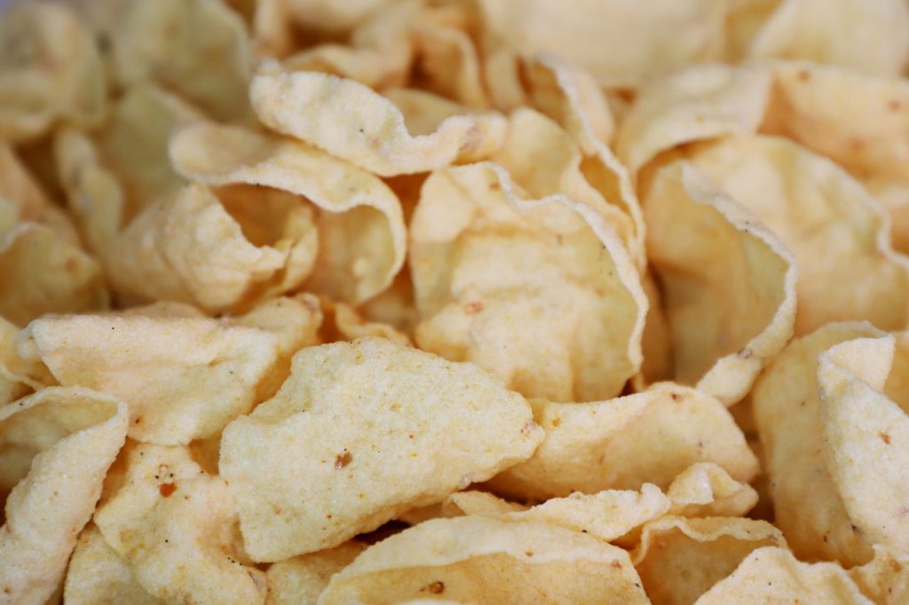 Delicious close-up of crispy fried snacks, perfect for food enthusiasts and culinary projects.